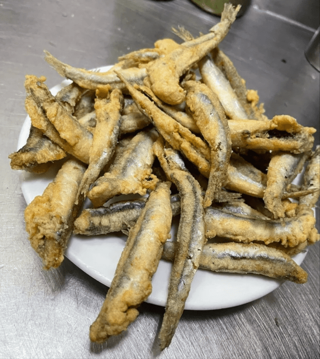 Plato de boquerones fritos