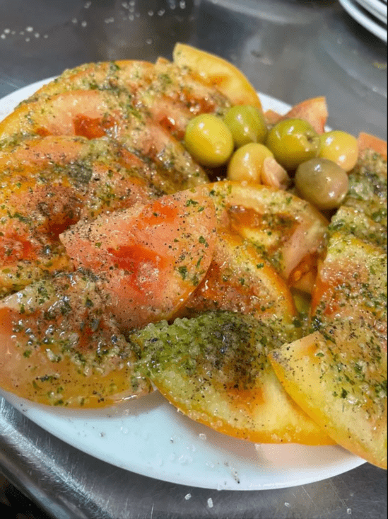 Plato de tomates aliñados